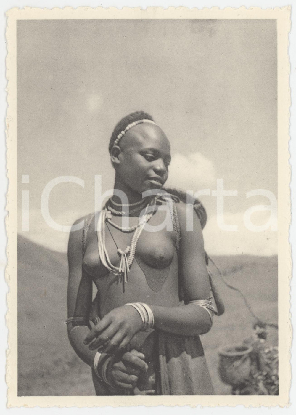 1940 ca CONGO BELGE - KIVU Femme Banya-Bongo NU ETHNIQUE Carte postale (2)  Fotocartolina postale d'epoca.Non viaggiata.FOTOGRAFO: J.V. Leroy GOOD/buono  Formato: 15x10 cm originale e autentica 1