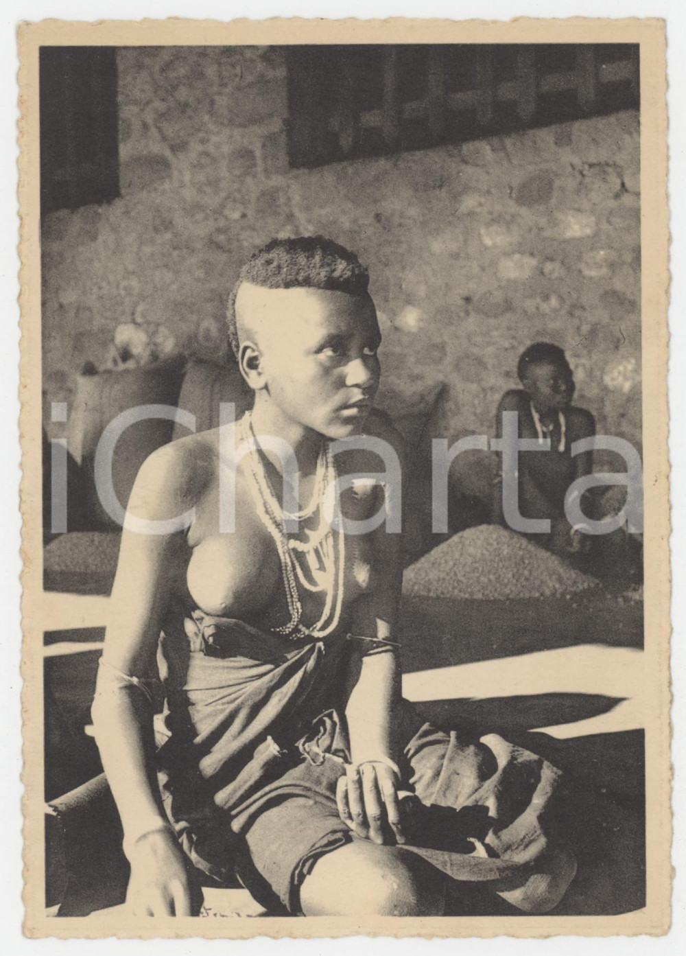 1940 ca CONGO BELGE - KIVU Trieuse de cafÃ© NU ETHNIQUE Carte postale  Fotocartolina postale d'epoca.Non viaggiata.FOTOGRAFO: J.V. Leroy GOOD/buono  Formato: 15x10 cm originale e autentica 1