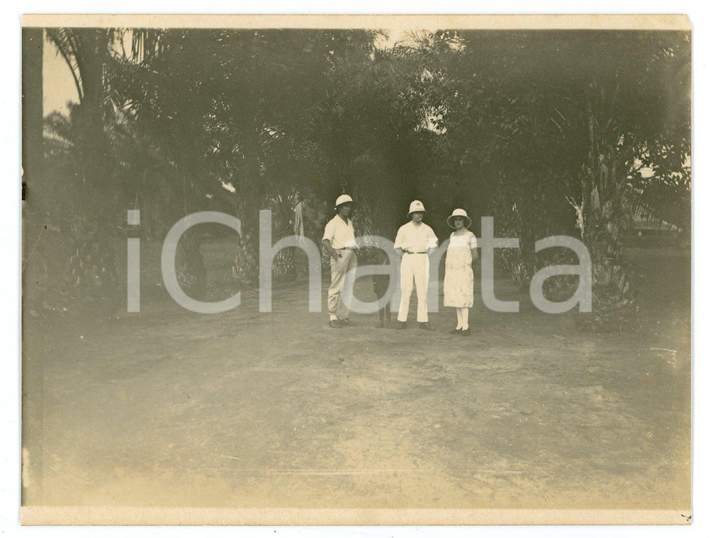 1930 ca CONGO BELGE Belgian posing with congolese child - Photo 11x9 cm (1) Fotografia d'epoca. FAIR/discreto Lievi ingialliture Formato: 11x9 originale e autentica 1