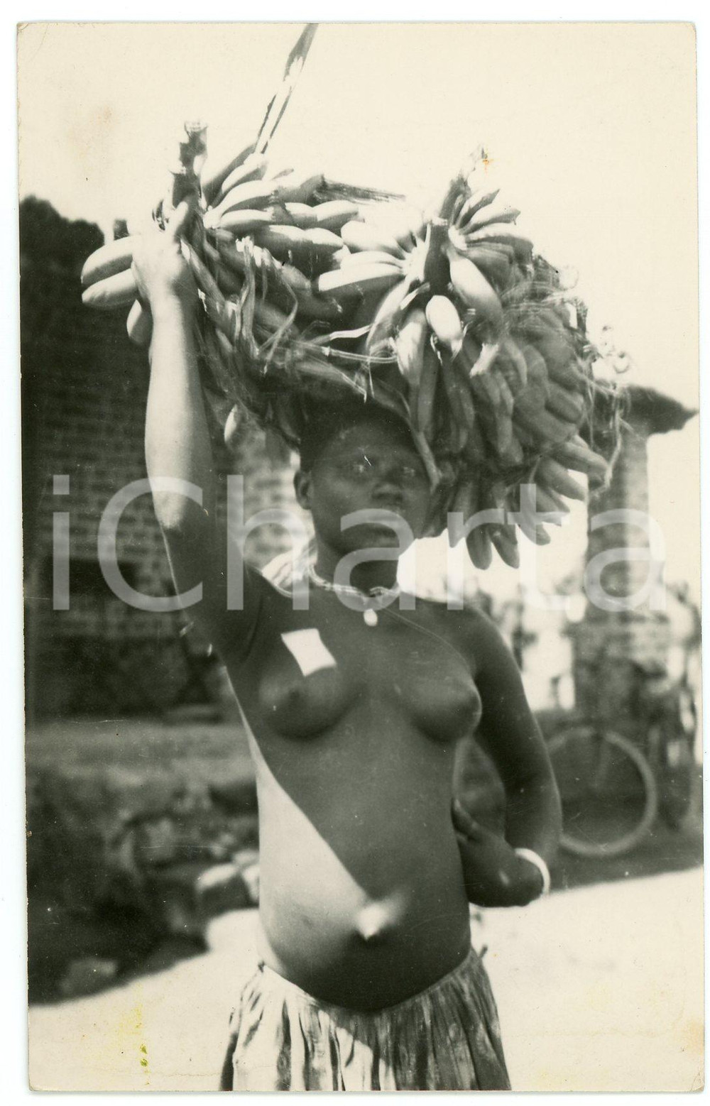 1930ca CONGO BELGE - ITURI Alur Djuganda NU ETHNIQUE Carte postale  Cartolina postale d'epoca, non viaggiata.CONDIZIONI: POOR (residuo di incollatura al verso)FORMATO: FP    originale e autentica 1