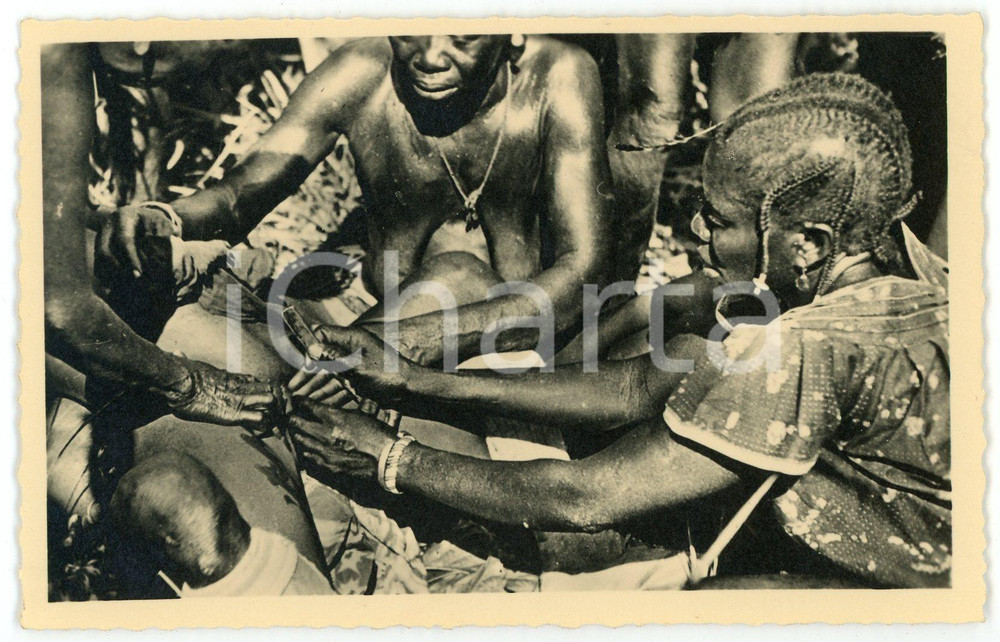 1950 ca René PAULEAU - Excision chez les M'BAKA-MANDJA (CAMEROUN) (12) Postcard  Fotocartolina postale d'epoca, appartenente alla serie &laquo;Collection Ethnographique&raquo; del fotografo Ren&eacute; Pauleau (Douala, Camerun).Didascalia : "6 - 1&egrave;re phase de l'initiation de l'excision chez les M'Baka-Mandja. Imm&eacute;diatement avant l'op&eacute;ration".Non viaggiata.CONDIZIONI: GFORMATO: 14x9 cm    originale e autentica 1
