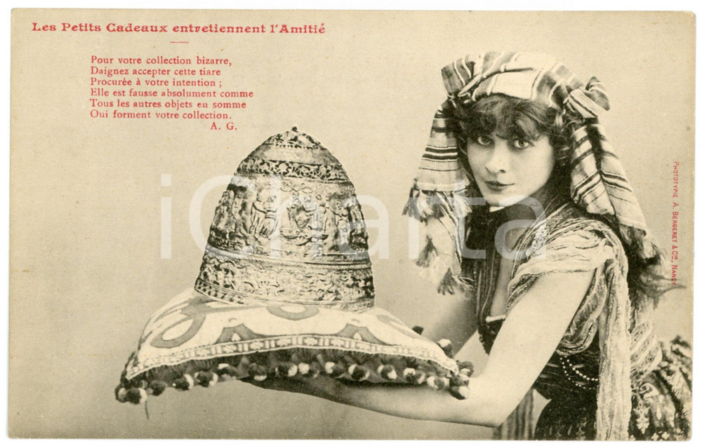 1900 ca FRANCE Les petits cadeaux entretiennent l'amitiÃ© - Tiare *Postcard  Cartolina postale d'epoca, non viaggiata.EDITORE: A. Bergeret - Nancy GOOD/buono ma piccola impressione di inchiostro al verso Formato: 14x9 cm originale e autentica 1