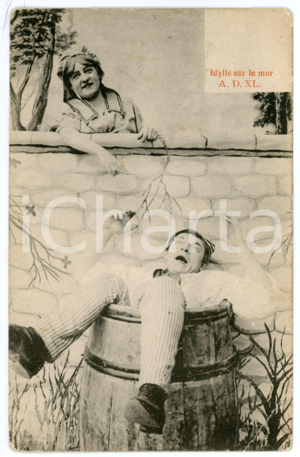 1930 HUMOUR Idylle sur le mur - Funny couple - French vintage postcard  Cartolina postale d'epoca, viaggiata.CONDIZIONI: POOR (evidenti e ampie piegature angolari)FORMATO: FP    originale e autentica 1