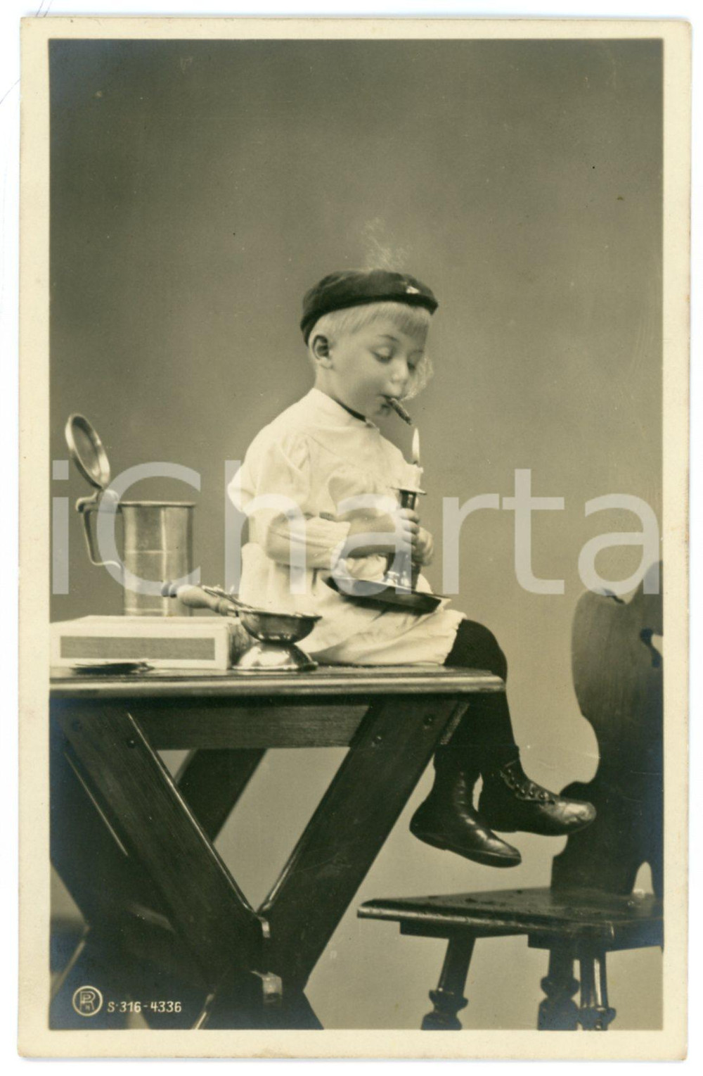 1910 ca CHILDREN Smoking child with candle - Vintage postcard RPPC  Cartolina postale d'epoca, non viaggiata.CONDIZIONI: GFORMATO: FP    originale e autentica 1