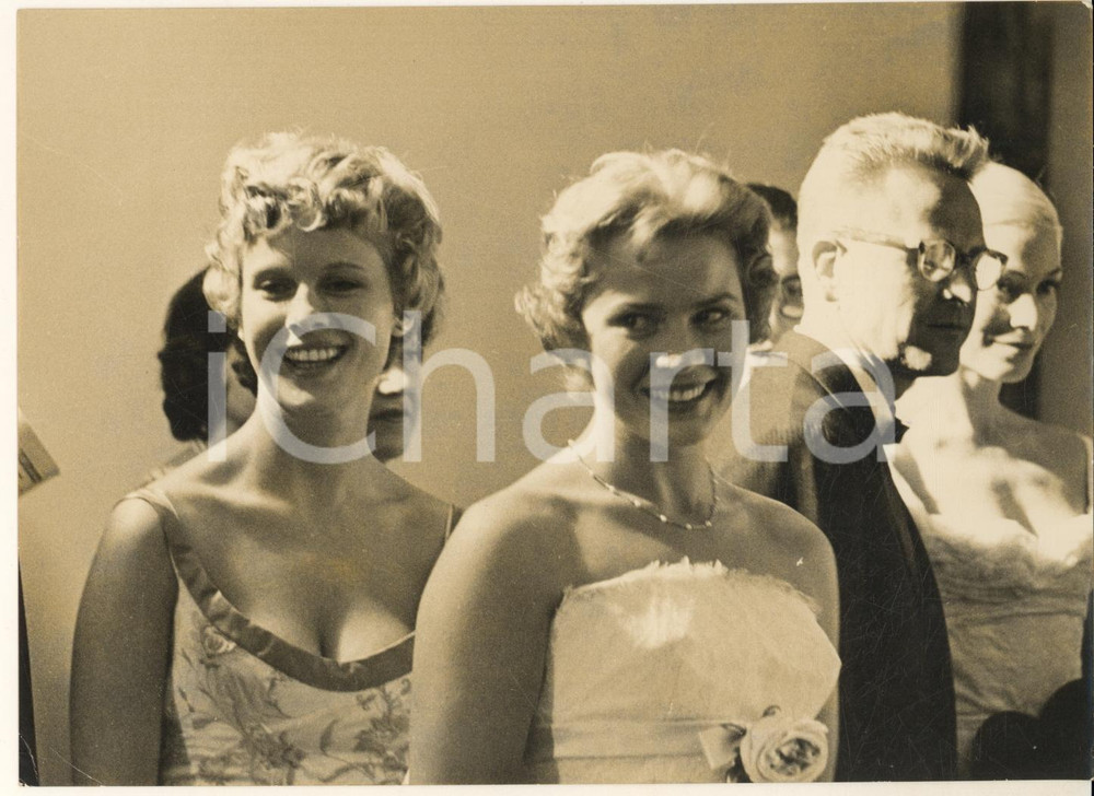Fotografia d epoca originale 1955 ca VENEZIA Mostra del Cinema  Bibi ANDERSSON alla prima di un film  Foto 1