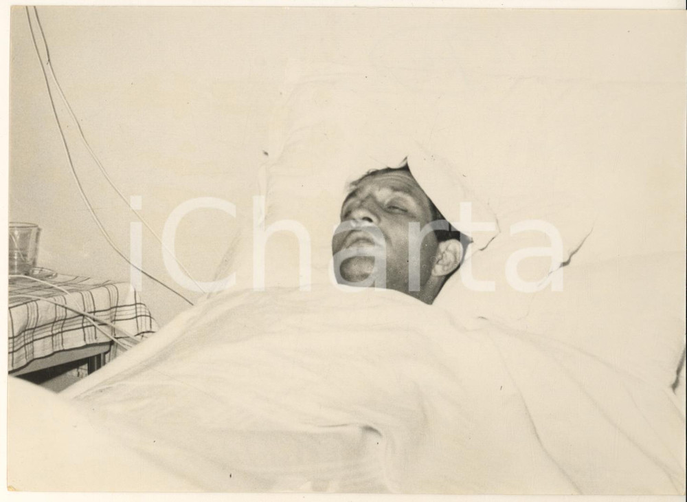 Fotografia d epoca originale 1953 MILANO Casa di cura San Camillo  Gino BARTALI degente dopo incidente 1