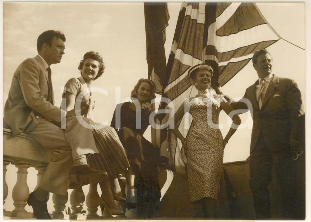 1956 FESTIVAL DI CANNES Le vedettes del cinema britannico *Foto 18x13 cm Fotografia d'epoca con didascalia coeva.Sono presenti nella fotografia: Donald Sinden, Susan Beaumont, Julia Arnall, Belinda Lee e Tony Wright.  GOOD/buono ma lievi sovraimpressioni Formato: 18x13 cm  originale e autentica 1