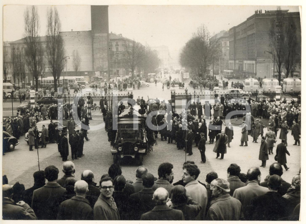 1957 MILANO Funerali Arturo TOSCANINI Ingresso feretro al Cimitero Monumentale Fotografia d'epoca con didascalia coeva al verso. CONDIZIONI: FAIR (lieve piegatura all'angolo inferiore destro)FORMATO: 18x13 cm     originale e autentica 1