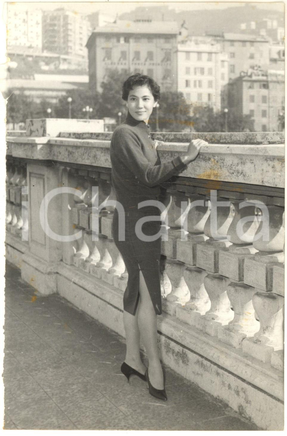 1959 GENOVA Jeanette LIN TSUI all'arrivo in viaggio di nozze *Foto DANNEGGIATA Fotografia d'epoca con didascalia coeva al verso.  VERY POOR/gravemente danneggiato margine sinistro rozzamente rifilato con taglio e macchie al lato destro Formato: 13x18 cm originale e autentica 1