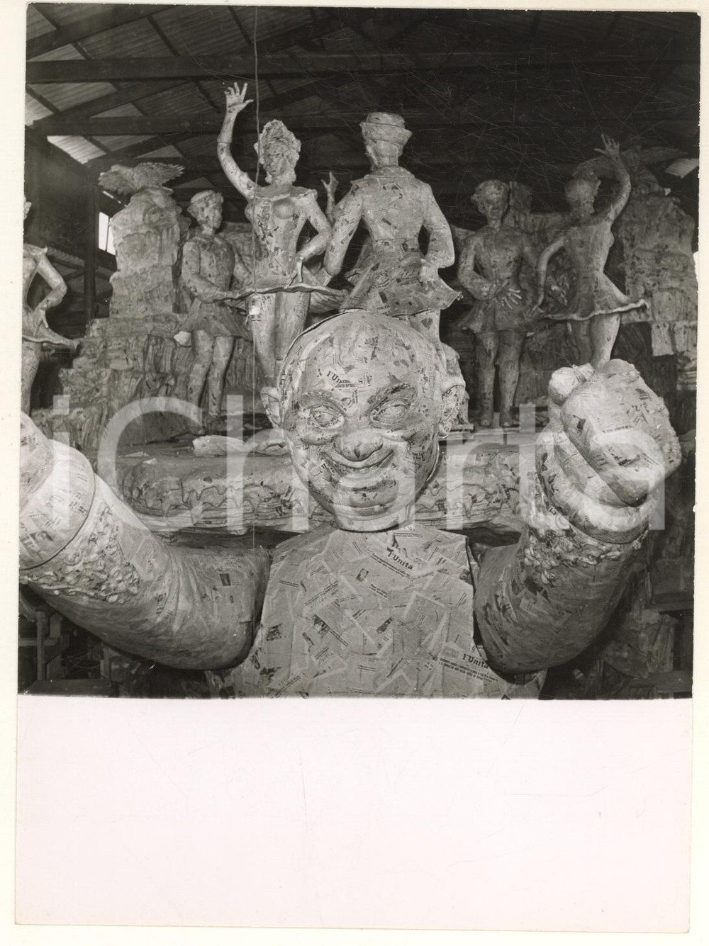 1955 CARNEVALE VIAREGGIO La lavorazione del carro allegorico Follie sul ghiaccio Fotografia d'epoca con didascalia coeva. GOOD/buono  Formato: 13x18 cm originale e autentica 1