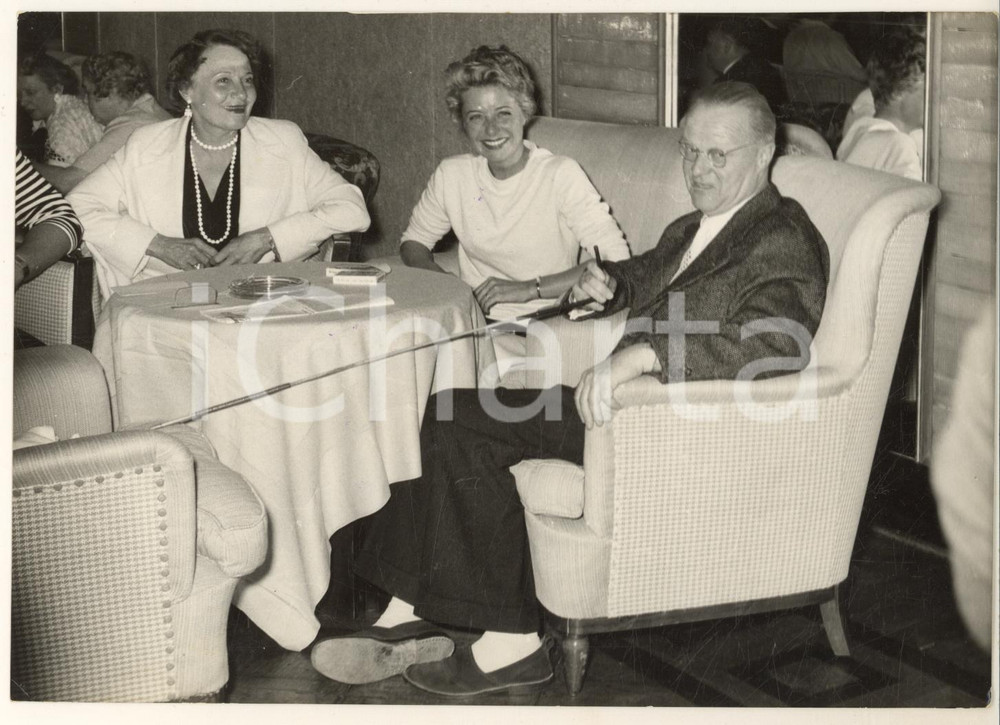 Fotografia d epoca originale 1955 circa, Venezia – Mostra del Cinema. Renée e Steve Passeur in un locale 1