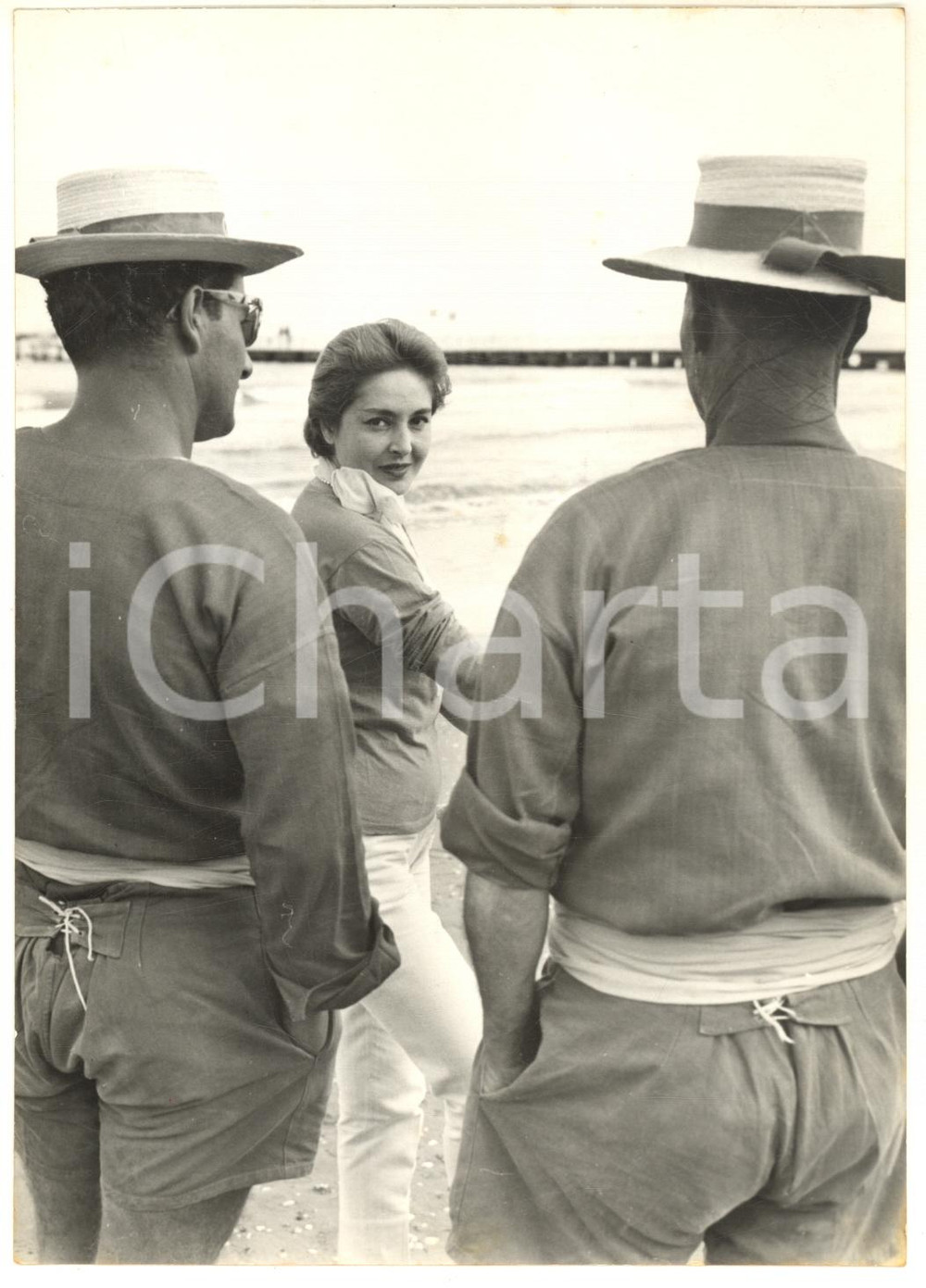 Fotografia d epoca originale 1955 ca VENEZIA Mostra del Cinema  Lea PADOVANI tra due bagnini Foto 13x18 cm 1