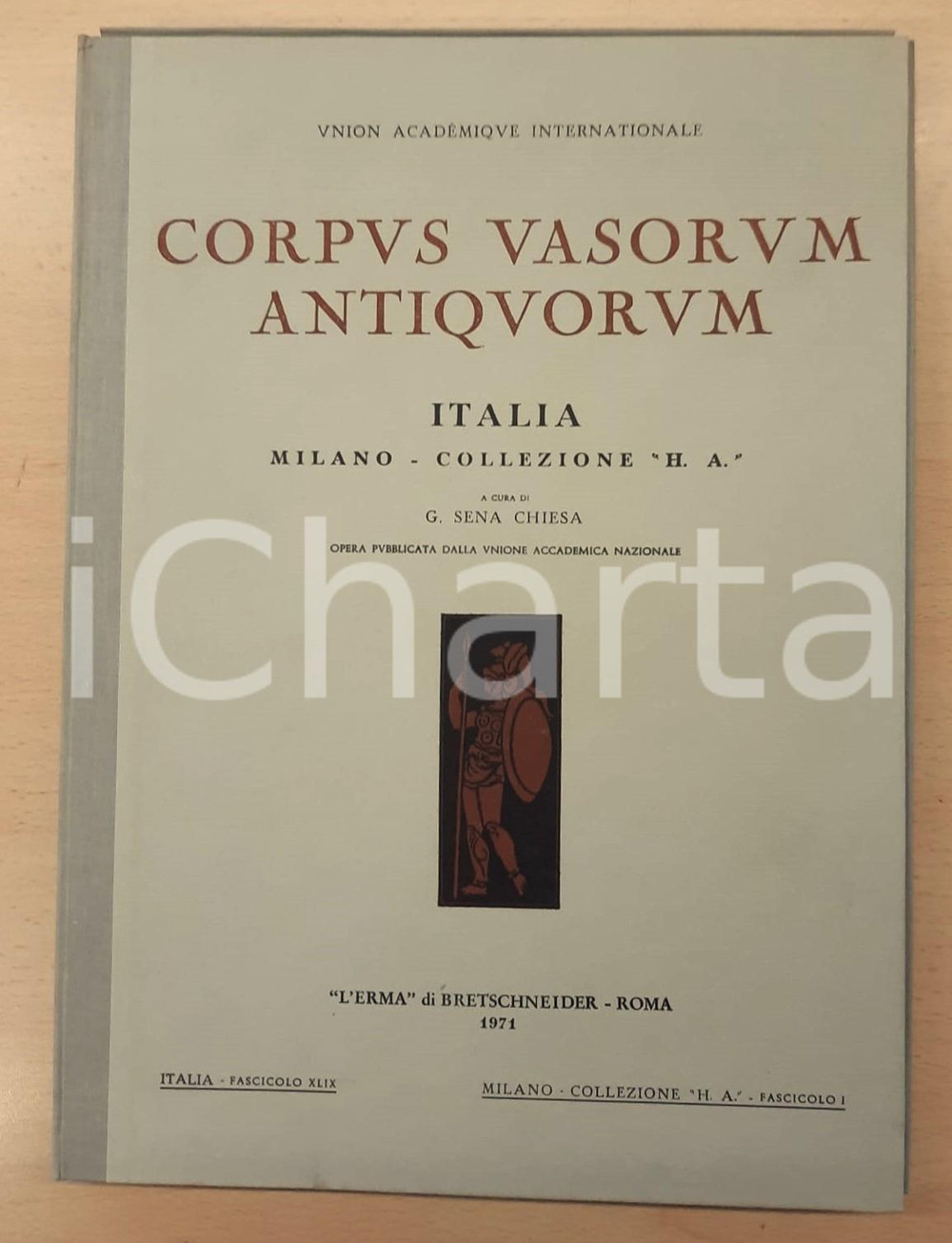 1971 Corpus Vasorum Antiquorum ITALIA MILANO Coll. H.A. *L'Erma di Bretschneider Volume a cura di Gemma Sena Chiesa. Indice:1) Testo di 6 fogli così ripartiti: Introduzione - Abbreviazioni bibliografiche - Ceramica apula a figure rosse - 2) Tavole segnate Italia da 2170 a 2210.PAGINE: 26 - 41 tavv.EDITORE: L'Erma di Bretschneider GOOD/buono minima impressione in copertina Formato: 23x32 cm originale e autentica 1