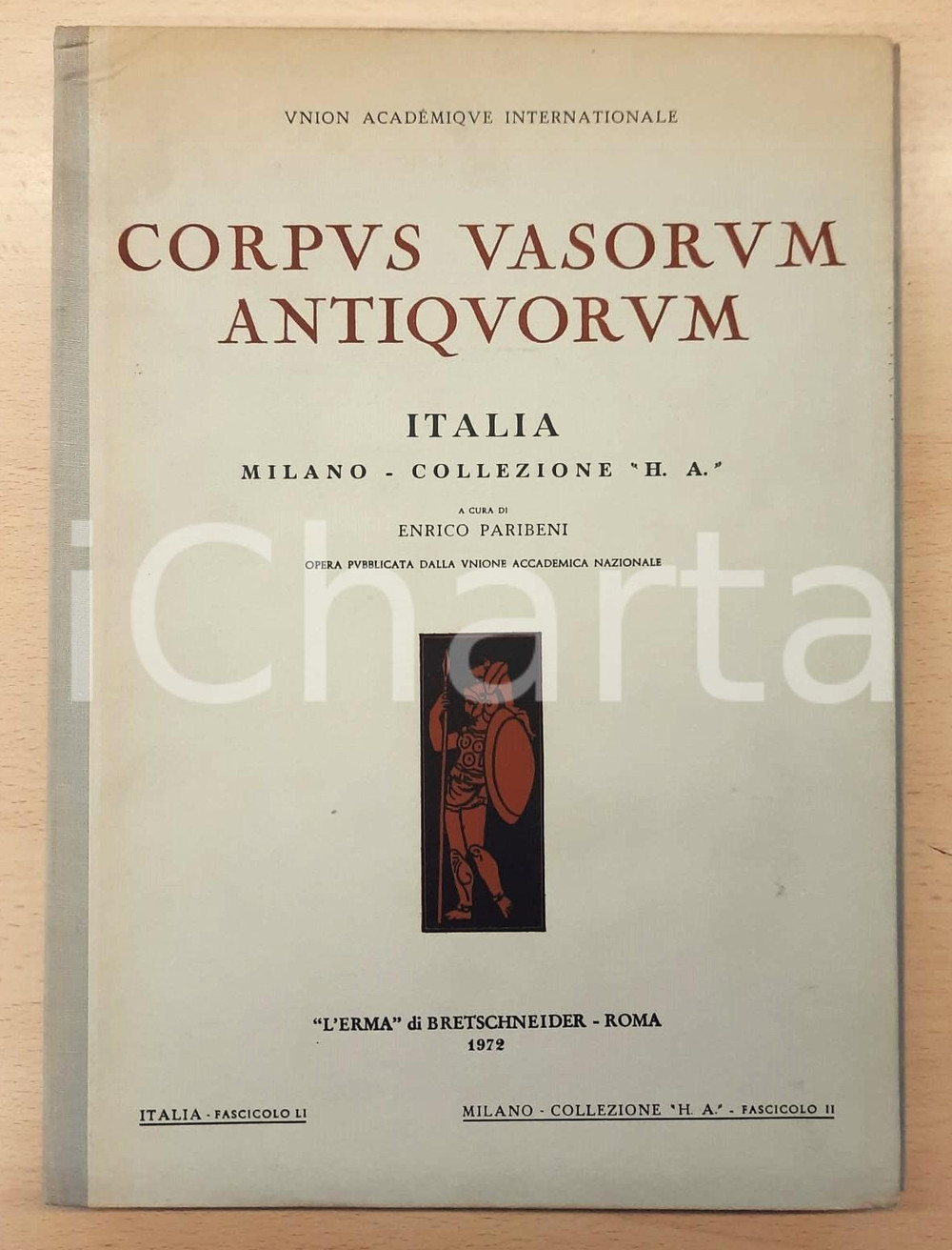 1972 Corpus Vasorum Antiquorum ITALIA MILANO Coll. H.A. *L'Erma di Bretschneider Volume a cura di Enrico Paribeni. Indice:1) Testo di 10 fogli e 3 mezzi fogli così ripartiti: Prefazione - Ceramica corinzia e italo-corinzia - Ceramica laconica e vasi plastici - Ceramica attica a figure nere - Ceramica attica a figure rosse - Ceramica italica a figure nere - Ceramica etrusca a figure nere - Ceramica protoitaliota - 2) Tavole segnate Italia da 2255 a 2294.PAGINE: 23 - 39 tavv.EDITORE: L'Erma di Bretschneider FAIR/discreto piegatura angolare in copertina Formato: 23x32 cm originale e autentica 1