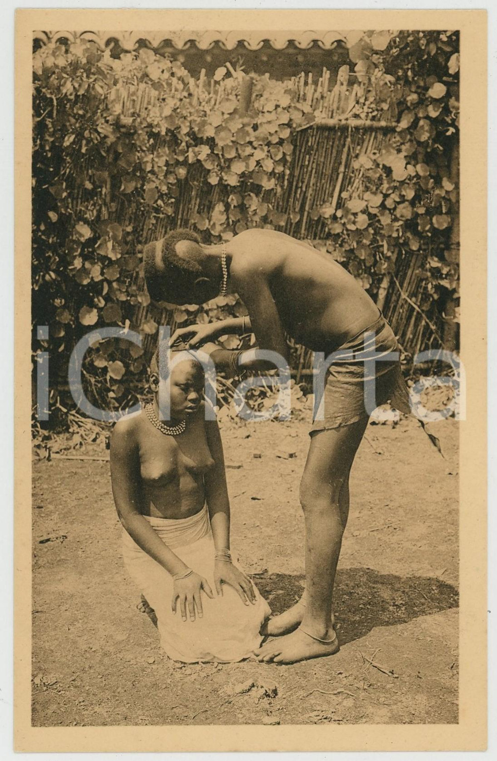 1920 ca RUANDA La toilette NU ETHNIQUE Carte Postale FP NV  Cartolina postale d'epoca, non viaggiata.CONDIZIONI: FAIRFORMATO: FP    originale e autentica 1