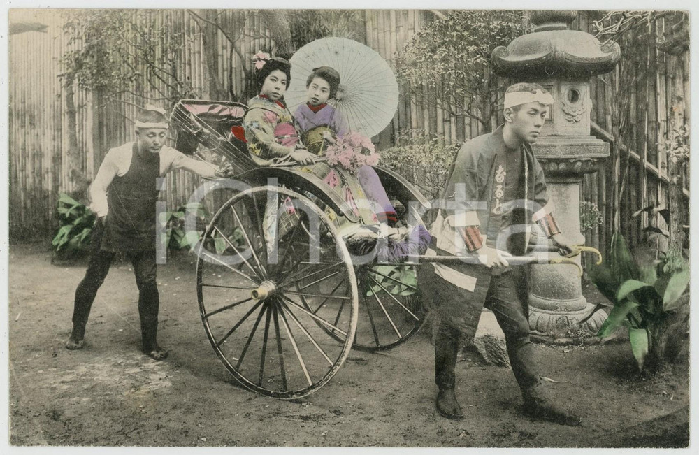 1910 ca JAPAN CUSTOMS Young women in rickshaw - Vintage chromo postcard  Cartolina postale d'epoca, non viaggiata.CONDIZIONI: GFORMATO: FP    originale e autentica 1