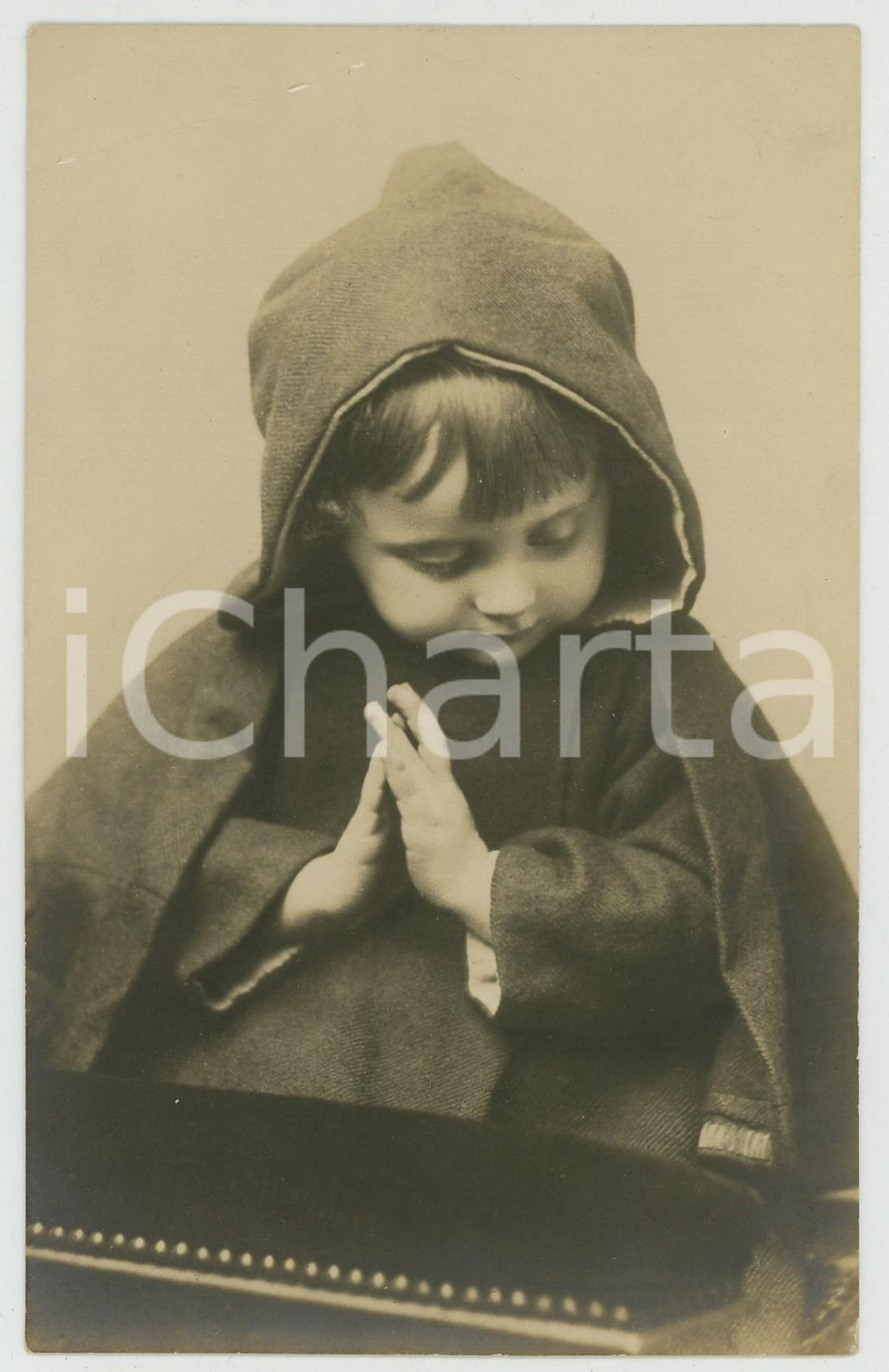 1905 ca CHILDREN Portrait of friar child praying - Vintage postcard  Cartolina postale d'epoca, non viaggiata.CONDIZIONI: POOR (ampia piega all'angolo superiore sinistro e piccolo strappo al lato superiore)FORMATO: FP    originale e autentica 1