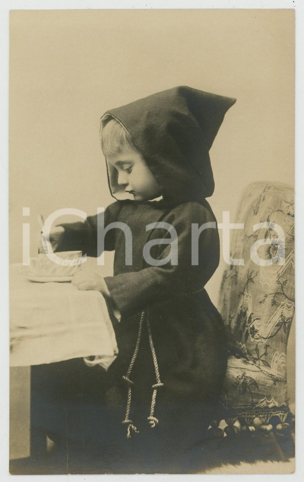 1905 ca CHILDREN Portrait of friar child eating - Vintage postcard  Cartolina postale d'epoca, non viaggiata.CONDIZIONI: G (minima abrasione al lato inferiore)FORMATO: FP    originale e autentica 1