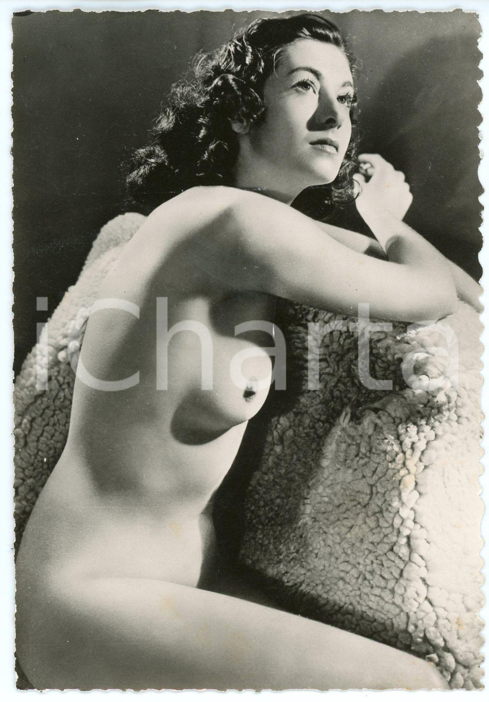 1950 ca VINTAGE EROTIC Young nude woman on a fur blanket - Photo risque 10x15 cm  Fotografia d'epoca.CONDIZIONI: GFORMATO: 10x15 cm    originale e autentica 1