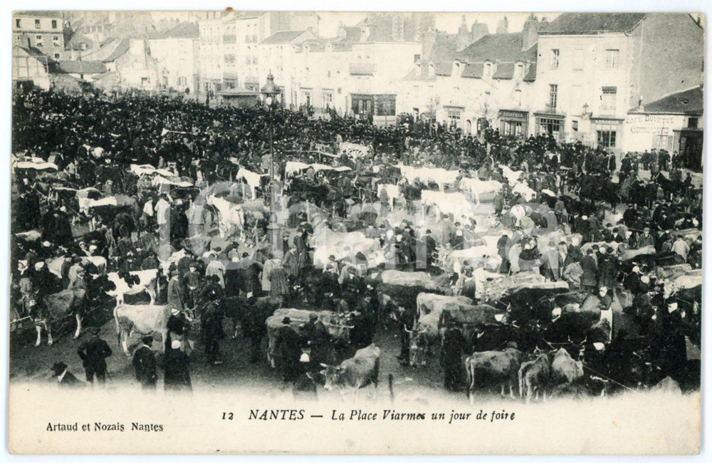 1910 ca NANTES - FRANCE Place Viarmes un jour de foire - Carte postale FP NV  Cartolina postale d'epoca, non viaggiata. FAIR/discreto Lievi smussature agli angoli Formato: FP originale e autentica 1