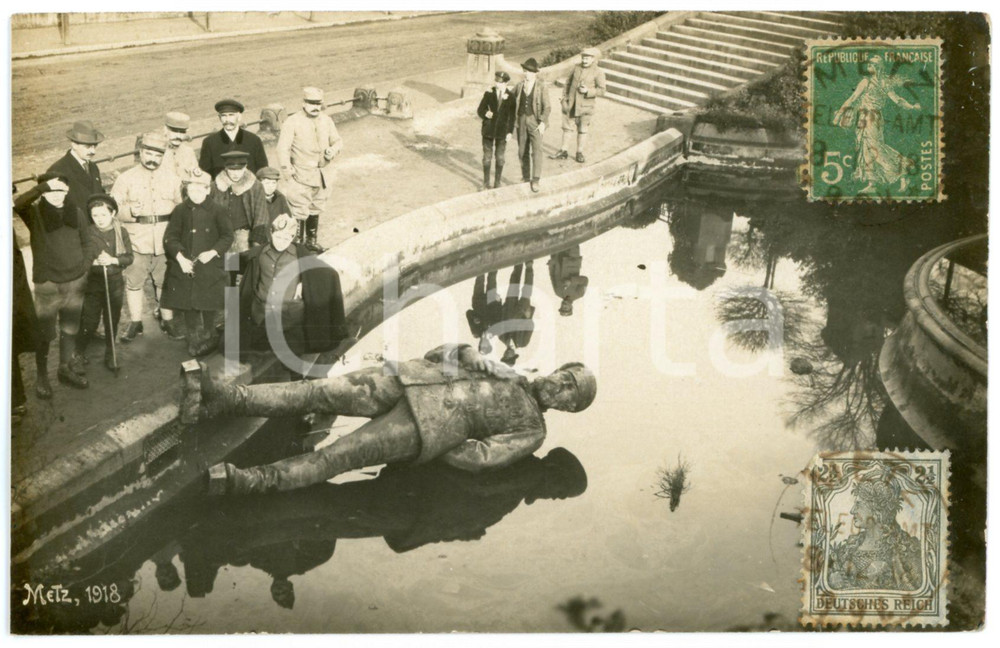 1918 METZ (FRANCE) Statue renversÃ©e de FrÃ©dÃ©ric III  - Carte postale RPPC  Cartolina postale d'epoca, con bolli e timbro al recto.CONDIZIONI: F (lievi piegature angolari)FORMATO: FP     originale e autentica 1