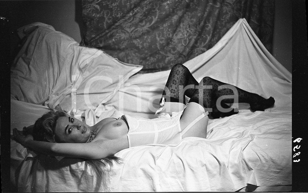 1965 ca VINTAGE EROTIC Topless woman lying down - NEGATIVE Raymond VAN DOREN Negativo originale b/n,opera del fotografo Raymond Van Doren.FORMATO: 8x6 cmCONDIZIONI: G    originale e autentica 1