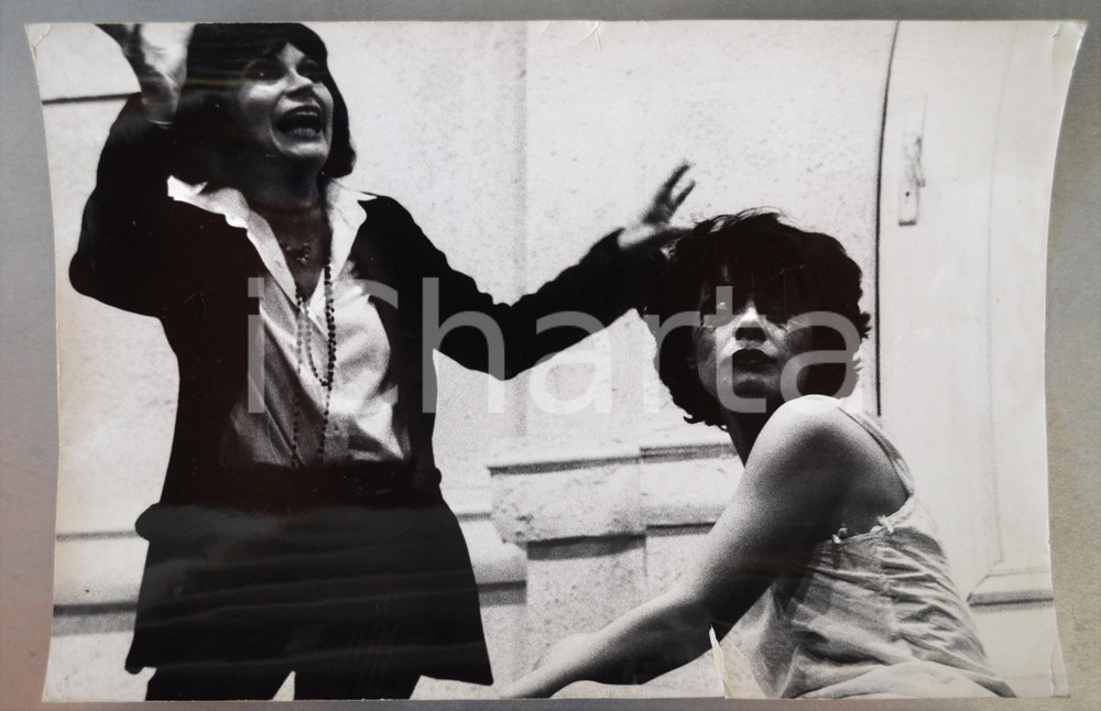1976 BRESCIA Compagnia della Loggetta "Vestire gli ignudi" (1) Foto 38x27 cm  Fotografia originale, con timbro del fotografo al verso.Si tratta dello spettacolo "Vestire gli ignudi" di Pirandello, per la regia di Massimo Castri. Sono ritratte le attrici Delia Bartolucci e Anna Maria Lisi.FOTOGRAFO: Tito Alabiso - BresciaCONDIZIONI: VP (strappo di 3 cm al lato inferiore; evidenti piegature angolari; piegature centrali; piccoli fori di affissione agli angoli)FORMATO: 38x27 cm    originale e autentica 1