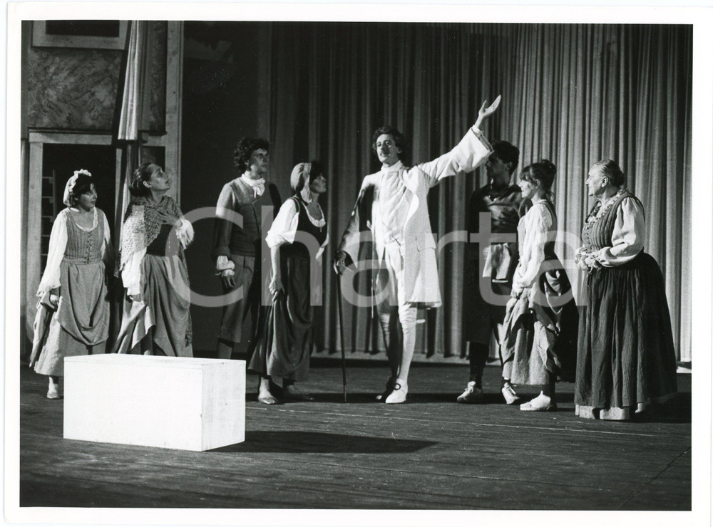 1980 ca TEATRO ITALIA - COMMEDIA - Scena in costume  - Foto 24x18 cm  Fotografia d'agenzia.FOTOGRAFO: Enzo e Raffaello Bassotto   GOOD/buono minima piegatura angolare Formato: 24x18 cm originale e autentica 1