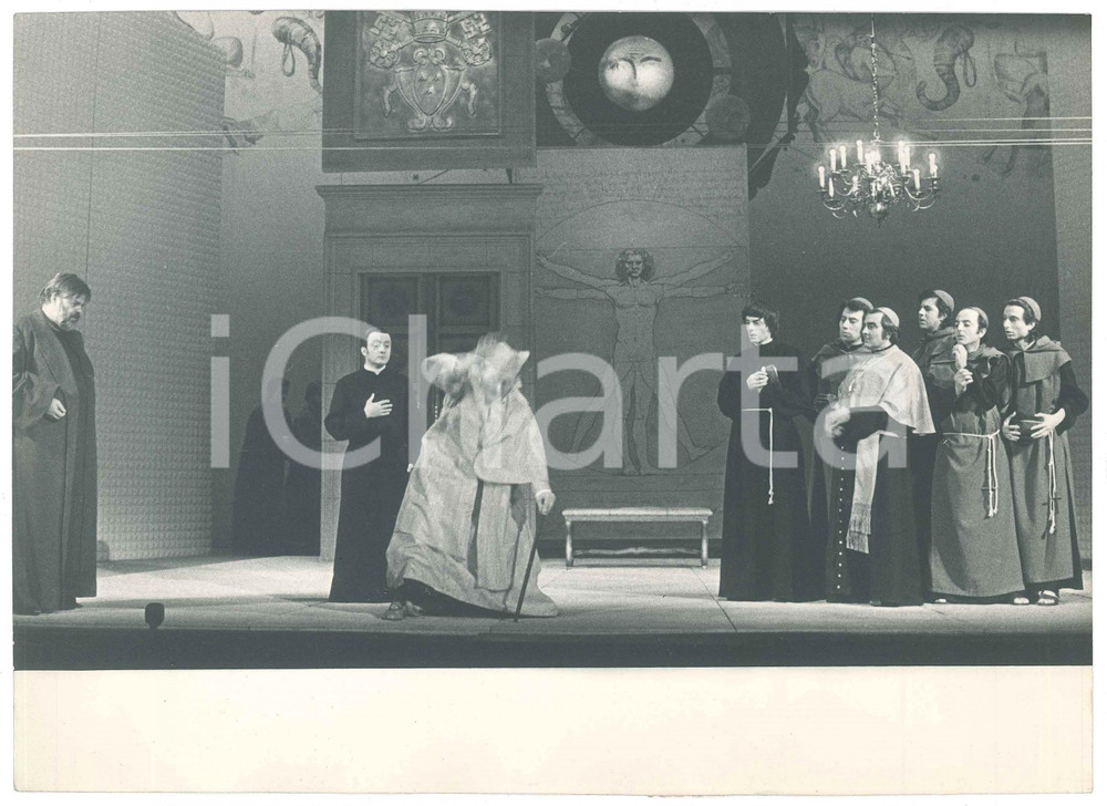 1980 ca TORINO - TEATRO STABILE - Uno spettacolo - Religiosi *Foto di scena Fotografia originale.FOTOGRAFO:  Pier Giorgio Naretto - Torino GOOD/buono lieve increspatura al lato inferiore Formato: 23x17 cm originale e autentica 1