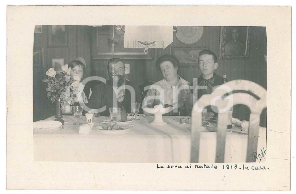 1916 MILANO - NATALE La famiglia di Raffaele PEDRETTI - Fotografia  Fotografia d'epoca in formato cartolina postale.FOTOGRAFO: Raffaele Pedretti FAIR/discreto Lievi smussature agli angoli Formato: FP originale e autentica 1