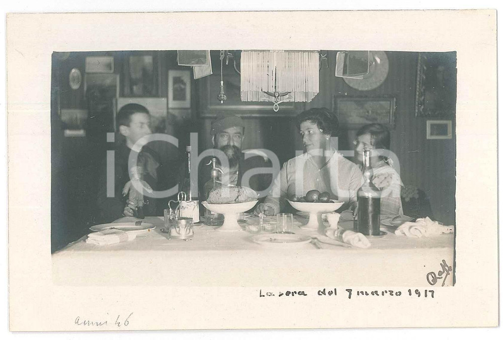 1917 MILANO La famiglia di Raffaele PEDRETTI - Fotografia  Fotografia d'epoca in formato cartolina postale.FOTOGRAFO: Raffaele Pedretti FAIR/discreto Lievi smussature agli angoli Formato: FP originale e autentica 1