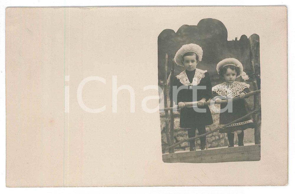 1903 MILANO Ritratto di due fratellini in abito d'epoca - Foto Luigi GUERRA  Fotografia d'epoca in formato cartolina postale. FAIR/discreto Lievi smussature agli angoli Formato: FP originale e autentica 1
