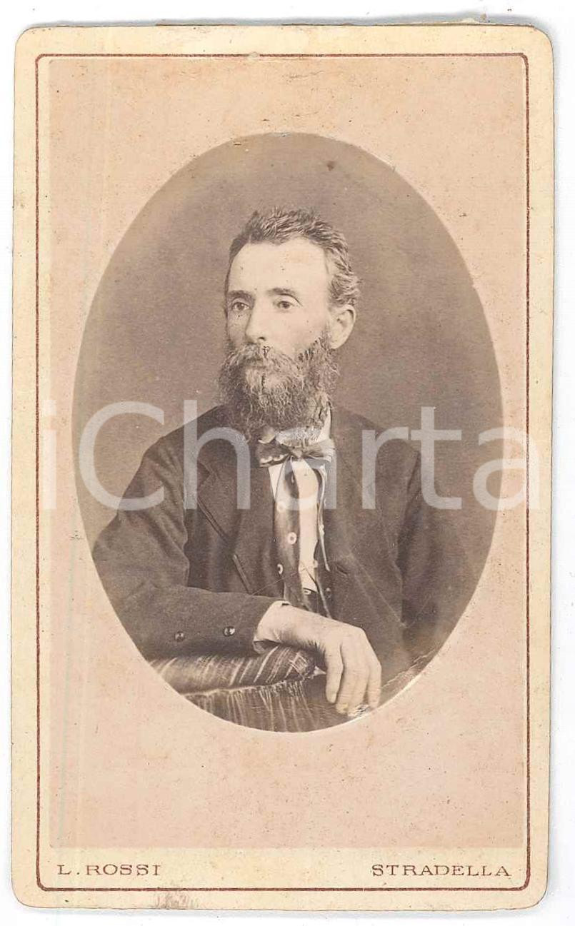 1880 ca STRADELLA Ritratto di un anziano - Fotografia L. ROSSI - CDV Fotografia d'epoca, montata su cartoncino. POOR/danneggiato Lievi smussature agli angoli Formato: 6x10 cm originale e autentica 1