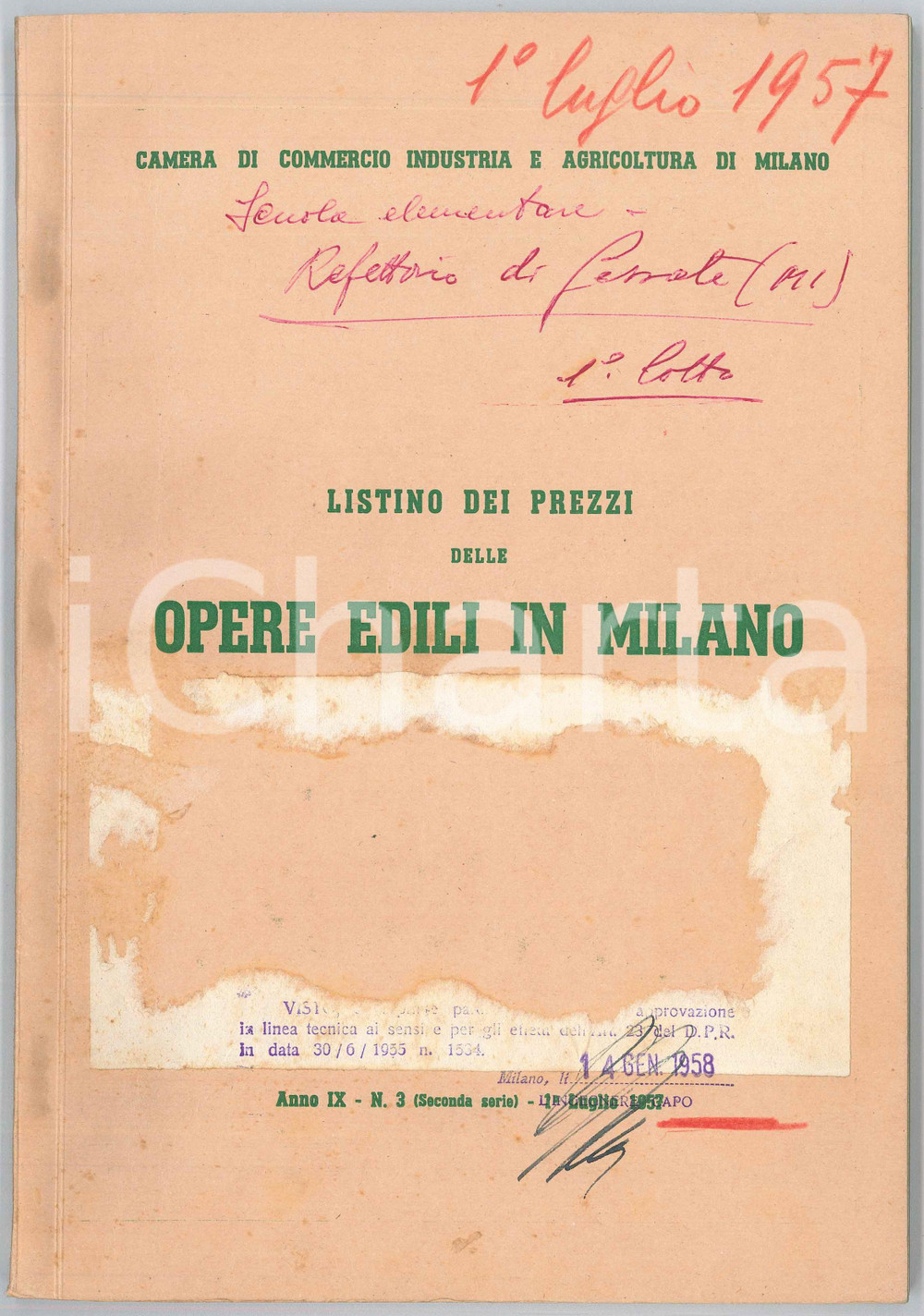 1957 MILANO CAMERA DI COMMERCIO Listino prezzi opere edili - Anno IX nÂ° 3 Pubblicazione d'epoca edita dalla Camera di Commercio Industria e Agricoltura di Milano, contenente il listino completo e aggiornato al 1&deg; gennaio 1958 dei prezzi per materiali, forniture, servizi e manodopera per le opere edili a Milano.In appendice, numerose pubblicit&agrave; illustrate di aziende edili milanesi.EDITORE: Milano, Arti Grafiche F. CombiPAGINE: 140 + appendici  POOR/danneggiato buone condizioni interne, ma copertina danneggiata da vasto residuo cartaceo Formato: 19x28 cm originale e autentica 1