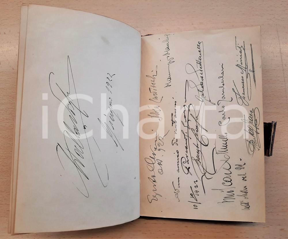 1915-1922 TEATRO FERRARA Diario delle firme - OLTRE 160 AUTOGRAFI attori - RARO Rarissimo e importante diario delle firme, realizzato e appartenuto ad Enrico Calabresi, che raccolse negli anni tra il 1915 e il 1922 oltre 160 autografi di attori, capocomici, registi, drammaturghi e cantanti che si erano esibiti a Ferrara nel mondo del teatro tradizionale e dell'operetta.Sono presenti i grandi nomi del teatro italiano degli Anni Dieci-Venti, con l'indicazione, in alcuni casi, della compagnia di appartenenza.Una testimonianza inedita ed esclusiva di storia del teatro e della scena culturale ferrarese dell'epoca.Segue, in calce, l'elenco completo degli autografi.Copertina rigida in smilipelle con cerniera metallica di chiusura (rotta in due parti). All'interno &egrave; presente l'adesivo dell'Emporio di Novit&agrave; "A. Ruiba" di Ferrara, dove era stato acquistato il diario. PAGINE: 120 circa, 33 scritte + 3 fotocartoline (2 con Giulietta De Riso, 1 con Maria Melato)ELENCO DEGLI AUTOGRAFI (trascrizione nell'ordine originale)Tina di Lorenzo, Armando Falconi, Carlo Broggi Zampa, Mimma Musso, Emilio Zago, Ester Gelich Sainati, Irene Ponzi, Achille Ponzi, Domenico Benassi, Arnaldo Faggioli, Egidio Faggioli, Teresa Tassani, Napoleone Tassani, Riccardo Tassani, Tina Pini, Maria Sereni, Rita Capodaglio, Ruggero Lupi, Aldobrando Turco, Elvira Betrone, Olga Bianchi, Paola Turco, Carlo Bianchi, Lia F&eacute;lix,  Silvia Marchetti, Alessandro Marchetti, Leopoldo Micheluzzi, Enrichetta Micheluzzi, Augusto Angelini, Annetta Gattini, Amelia Sanipoli, Luigi Abrate, Luisa Salani Abrate, Oreste Trucchi, Ugo Leto, Arturo Trombetta, Arnaldo Fontana, Antonio De Rubeis, Alba De Rubeis, Americo Razzoli, Etelberto Manes, Ferruccio Capodaglio, G. Rugesini, Sandroni, Maria Fontana, Lina Gatteri Trombetta, Guido Bini, Antonio Nazari, Federico Conforti, A. Benini, Maria Grassi, Antonio Leggeri, Ugo Di Gregorio, Albano Mezzetti, Augusto Incrocci, Margherita Seglis, Elvira Pasquali, Gianfranco Giachetti, Maria Tosi, Italia Boninfanti, Menegheto Filoli, Giuseppe Zago, Lisa Zago, Leandro De Renzi, Elvira Miotto De Renzi, Giovanni Paolo Bissi, Armando Borisi, Tina Scantamburlo, Fulgido Venturi Prosdocimi, Giselda Gasparini, Vittorio Prosdocimi, Elettra Brunini Privato, Gino Cossarini, Fiorenzo Aldini, Mario Anton(ini)?, Guido Barbetti, Gemma Pinelli, Rina Cassardo, Vittorio Campi, Giacomo [...], Bona Dominici, Maria Raspini, Celeste Braschi, Vittorio Pieri (attore), Giuseppina Ardau Pieri, Mario Paruchetti, Giuseppe Brignone, Edoardo Minichini, [&hellip;], Enrico Piacentini, Uberto Palmarini, Vittorio Morelli, Gino Restelli, Calisto Bertramo, Umberto Zanuccoli, Antonio e Consuelo Valenti, Marco Praga, Irma Gramatica, [&hellip;], [&hellip;] Tozzi, Leopoldo Fregoli, Mario Cesare Faustini, Ernestina Bardazzi Bertramo, Teresa De Riso, Gino Vannutelli , Annetta Perretti, Dora Theor, Guido Checchi, Enrico Borghese, Igino Sarti, Francesco Gargano, Carlo Micheluzzi, Compagnia Fiorentina Novelli, Raffaello Niccoli,  [&hellip;], Tebaldo Checchi, Ettore Massaia, Renato Lacchini, Mario Nencioli, Augusto Vannetti, Guido Guiducci, Luisa Cei, Augusto Novelli, Garibalda Landini Niccoli, Annibale Ninchi, [&hellip;] Tozzi, Armando Bizzi, Maria Melato, Ernesto Sabbatini, Giulietta De Riso, Angiolina Tricerri Ruffini, Carlo Ninchi, Francesco Gregolin, Federico Collino, Giuseppe De Riso, W. Bonfiglioli, Anna Di Rocca, Ada Vaschetti Almirante, Augusto Marcacci, Enrico Viarisio, Guido Verdiani, Silvio Rizzi, Cesira Sainati, Augusto Mattei, [&hellip;], Egisto Olivieri, Isola Cardinali, Giorgio Pavesio, Manlio Mannozzi, Ernesto Ceraso, [&hellip;], Amilcare Morelli, Carlo Zamberlani, Piero [&hellip;], Francesco Miniati, Compagnia Drammatica Nazionale RUGGERI BORELLI TALLI (timbro), Ruggero Ruggeri, Alda Borelli, Virgilio Talli, Giacomo Contento, [&hellip;] Marchini, Hayd&eacute;e Urbani, Lisetta Contento, Carlo Cecchi, Romano Cal&ograve;, Annibale Betrone e Leo Orlandini   FAIR/discreto buone condizioni interne, ma tracce d'uso e abrasioni in copertina FORMATO: 13x20 cm originale e autentica 1