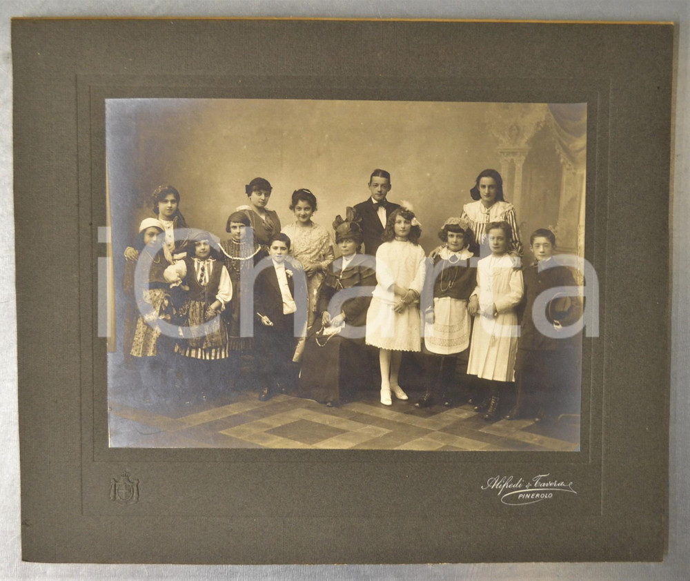 1930 ca PINEROLO - CARNEVALE - Famiglia con bambini in costume *Foto 31x26 cm Fotografia d'epoca, montata su cartoncino rigido.FOTOGRAFO: Alifredi &amp; Tavera - PineroloFORMATO: 31x26 cmCONDIZIONI: G    originale e autentica 1
