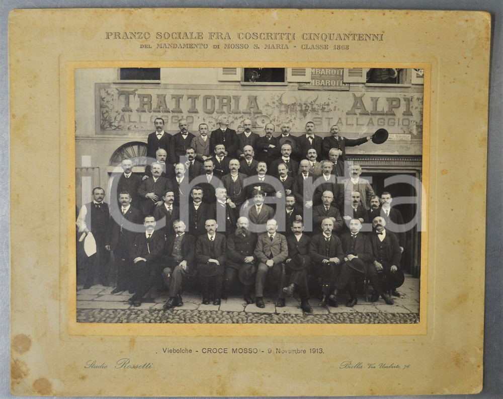 1913 VIEBOLCHE / CROCE MOSSO Pranzo coscritti leva 1863 50 anni - Foto ROSSETTI Fotografia d'epoca, montata su cartoncino rigido.FOTOGRAFO: Studio Rossetti - BiellaFORMATO:  32x24 cmCONDIZIONI: F (abrasioni al verso del cartoncino, con piegature angolari, macchie e fioriture)    originale e autentica 1