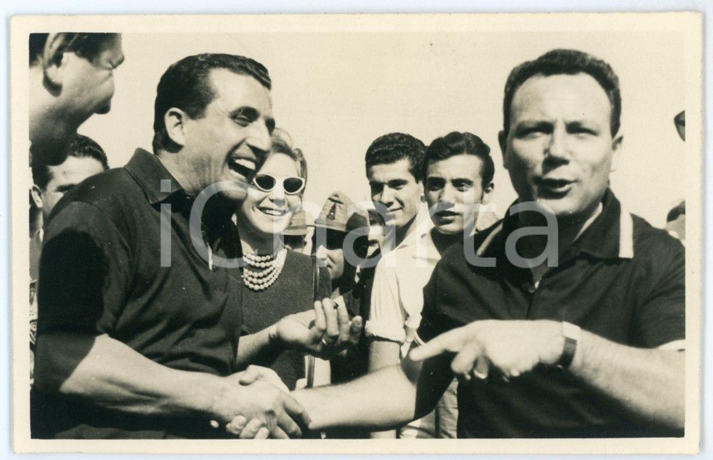 1955 ca ITALIA Sergio BRUNI e Claudio VILLA - Incontro - Foto 14x9 cm  Fotografia d'epoca, con didascalia manoscritta al verso.CONDIZIONI: GFORMATO: 14x9 cm    originale e autentica 1