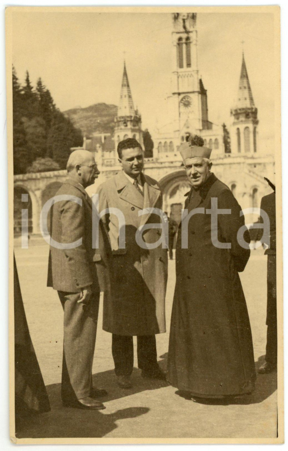 1931 LOURDES Pellegrinaggio - Card. Maurilio FOSSATI Franco GASPARRI (1) Foto  Fotografia d'epoca, con didascalia dattiloscritta al verso (quella manoscrita data erroneamente la foto al 1932).CONDIZIONI: GFORMATO: 9x14 cm    originale e autentica 1