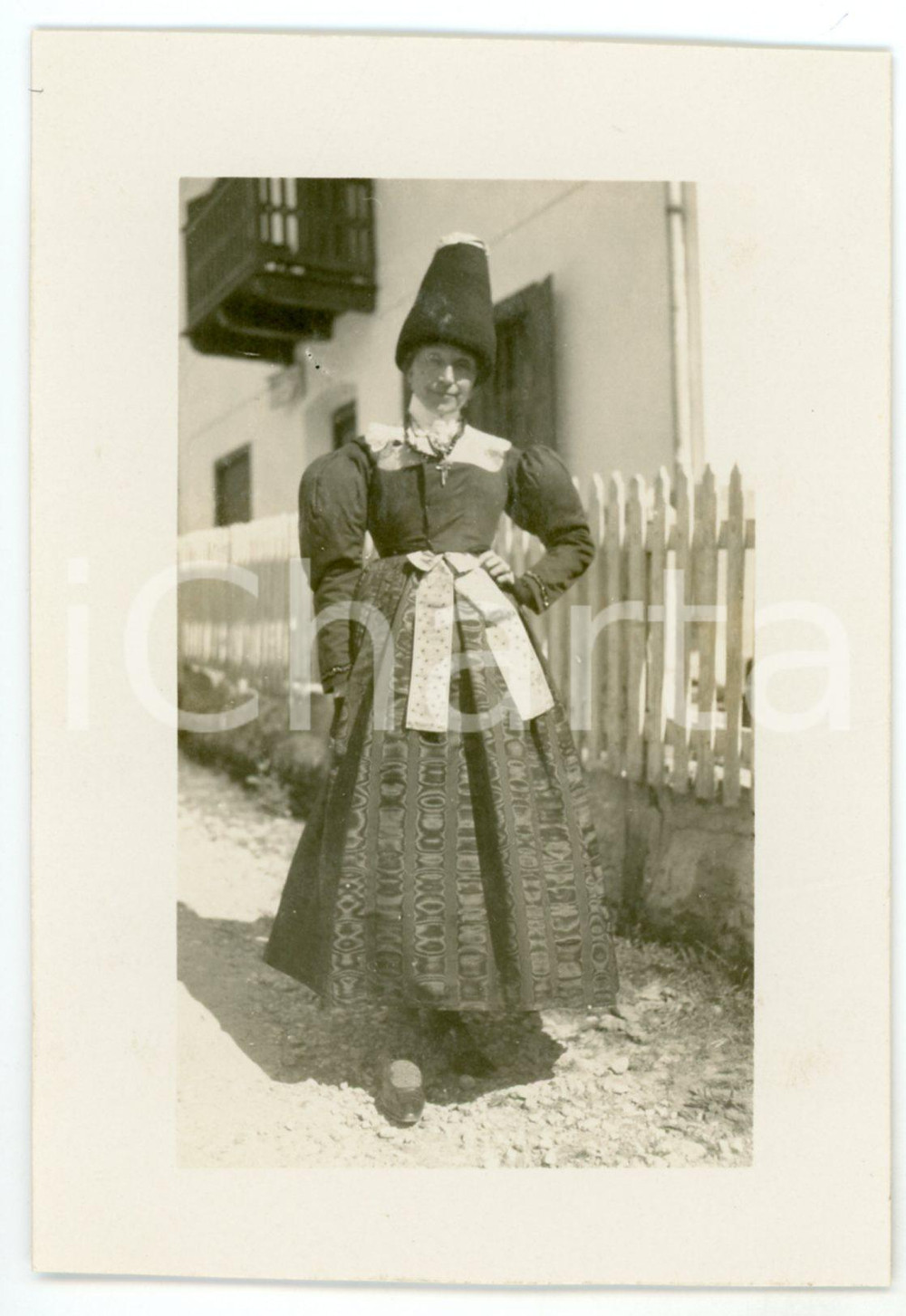 1927 SANTA CRISTINA VALGARDENA Teresa AMATI in costume tradizionale - Foto 9x14  Fotografia d'epoca, in formato cartolina postale, con didascalia manoscritta al verso.CONDIZIONI: GFORMATO: 9x14 cm    originale e autentica 1
