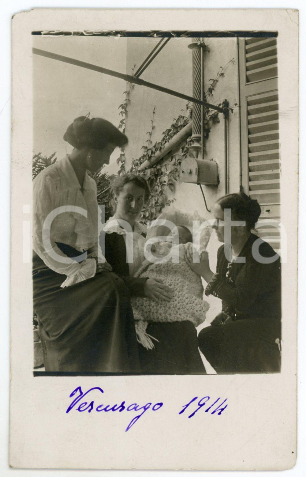 1914 VERCURAGO (LC) Gruppo di donne con bambina neonata - Foto 9x14 cm  Fotografia d'epoca, in formato cartolina postale.CONDIZIONI: F (minime smussature e mancanza angolare)FORMATO: 9x14 cm    originale e autentica 1