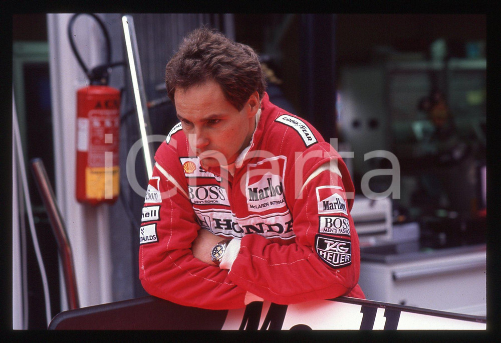 Gerhard BERGER - F1 Pilota scuderia MCLAREN - 1990 ca 35 mm vintage slide 2 Diapositiva d'epoca, in formato 35 mm.CONDIZIONI: GOODE' severamente vietata la riproduzione. Tutti i diritti sono riservati.ICharta mette in vendita, sul negozio eBay e in esclusiva sul sito "icharta" il proprio archivio composto da numerose diapositive e negativi fotografici d'epoca, tutti originali e autentici, che attraversano la storia del costume italiano tra gli la fine degli anni Sessanta e Novanta.Si tratta di uno sguardo inedito sull'attualità, la politica, la vita quotidiana, il gossip e la cultura, che fotografa il cambiamento della nazione in quest'ultimo scorcio del XX secolo. Un'occasione unica per il mercato del collezionismo, che vede finalmente disponibile un archivio eccezionale per vastità, tematiche e condizioni, in un settore (il negativo fotografico e la diapositiva) di assoluta novità e dalle interessanti prospettive di investimento.  GOOD/buono   originale e autentica 1