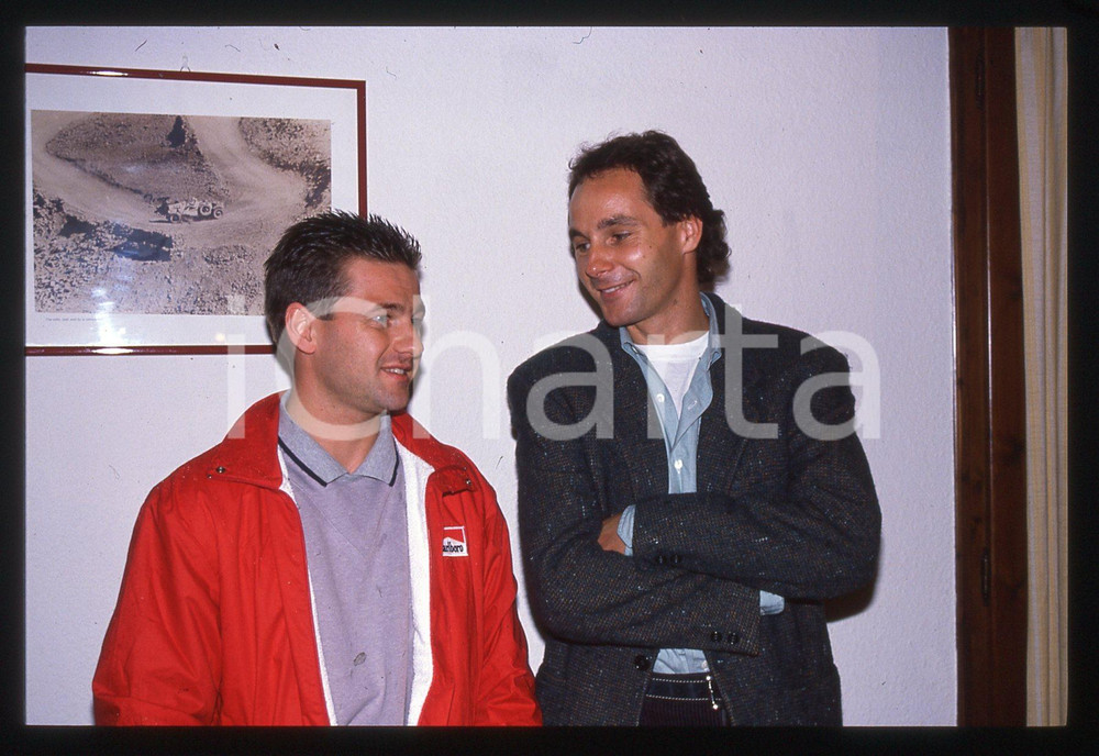 Gerhard BERGER e Nicola LARINI Scuderia FERRARI 1995 ca 35 mm vintage slide Diapositiva d'epoca, in formato 35 mm.CONDIZIONI: GOODE' severamente vietata la riproduzione. Tutti i diritti sono riservati.ICharta mette in vendita, sul negozio eBay e in esclusiva sul sito "icharta" il proprio archivio composto da numerose diapositive e negativi fotografici d'epoca, tutti originali e autentici, che attraversano la storia del costume italiano tra gli la fine degli anni Sessanta e Novanta.Si tratta di uno sguardo inedito sull'attualità, la politica, la vita quotidiana, il gossip e la cultura, che fotografa il cambiamento della nazione in quest'ultimo scorcio del XX secolo. Un'occasione unica per il mercato del collezionismo, che vede finalmente disponibile un archivio eccezionale per vastità, tematiche e condizioni, in un settore (il negativo fotografico e la diapositiva) di assoluta novità e dalle interessanti prospettive di investimento.  GOOD/buono   originale e autentica 1