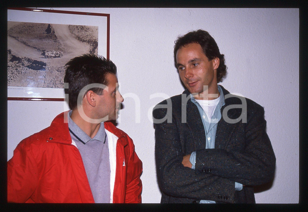 Gerhard BERGER e Nicola LARINI Scuderia FERRARI 1995 ca 35 mm vintage slide 2 Diapositiva d'epoca, in formato 35 mm.CONDIZIONI: GOODE' severamente vietata la riproduzione. Tutti i diritti sono riservati.ICharta mette in vendita, sul negozio eBay e in esclusiva sul sito "icharta" il proprio archivio composto da numerose diapositive e negativi fotografici d'epoca, tutti originali e autentici, che attraversano la storia del costume italiano tra gli la fine degli anni Sessanta e Novanta.Si tratta di uno sguardo inedito sull'attualità, la politica, la vita quotidiana, il gossip e la cultura, che fotografa il cambiamento della nazione in quest'ultimo scorcio del XX secolo. Un'occasione unica per il mercato del collezionismo, che vede finalmente disponibile un archivio eccezionale per vastità, tematiche e condizioni, in un settore (il negativo fotografico e la diapositiva) di assoluta novità e dalle interessanti prospettive di investimento.  GOOD/buono   originale e autentica 1