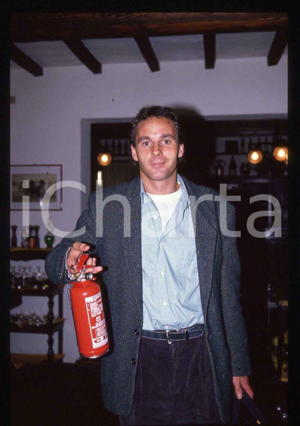 Gerhard BERGER - F1 Pilota scuderia FERRARI - 1995 ca 35 mm vintage slide 98 Diapositiva d'epoca, in formato 35 mm.CONDIZIONI: GOODE' severamente vietata la riproduzione. Tutti i diritti sono riservati. ICharta mette in vendita, sul negozio eBay e in esclusiva sul sito "icharta" il proprio archivio composto da numerose diapositive e negativi fotografici d'epoca, tutti originali e autentici, che attraversano la storia del costume italiano tra gli la fine degli anni Sessanta e Novanta.Si tratta di uno sguardo inedito sull'attualità, la politica, la vita quotidiana, il gossip e la cultura, che fotografa il cambiamento della nazione in quest'ultimo scorcio del XX secolo. Un'occasione unica per il mercato del collezionismo, che vede finalmente disponibile un archivio eccezionale per vastità, tematiche e condizioni, in un settore (il negativo fotografico e la diapositiva) di assoluta novità e dalle interessanti prospettive di investimento.  GOOD/buono   originale e autentica 1