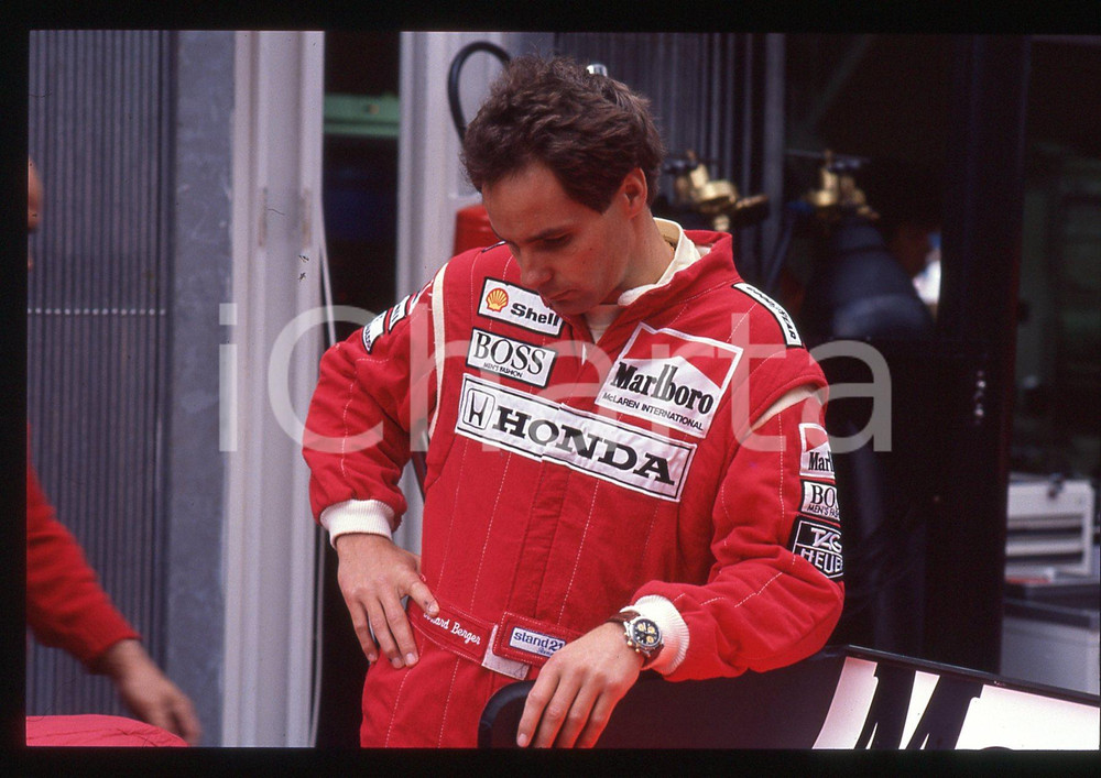 Gerhard BERGER - F1 Pilota scuderia MCLAREN - 1990 ca 35 mm vintage slide 3 Diapositiva d'epoca, in formato 35 mm.CONDIZIONI: GOODE' severamente vietata la riproduzione. Tutti i diritti sono riservati.ICharta mette in vendita, sul negozio eBay e in esclusiva sul sito "icharta" il proprio archivio composto da numerose diapositive e negativi fotografici d'epoca, tutti originali e autentici, che attraversano la storia del costume italiano tra gli la fine degli anni Sessanta e Novanta.Si tratta di uno sguardo inedito sull'attualità, la politica, la vita quotidiana, il gossip e la cultura, che fotografa il cambiamento della nazione in quest'ultimo scorcio del XX secolo. Un'occasione unica per il mercato del collezionismo, che vede finalmente disponibile un archivio eccezionale per vastità, tematiche e condizioni, in un settore (il negativo fotografico e la diapositiva) di assoluta novità e dalle interessanti prospettive di investimento.  GOOD/buono   originale e autentica 1