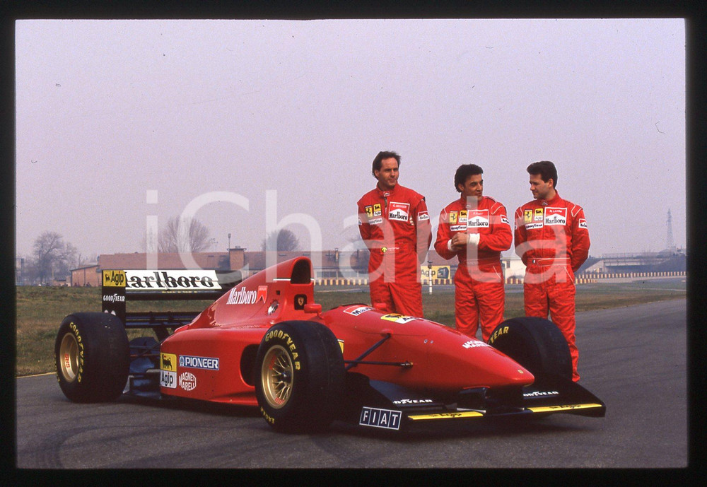 Gerhard BERGER Jean ALESI Nicola LARINI FERRARI 412 T2 1995 35 mm vintage slide Diapositiva d'epoca, in formato 35 mm.CONDIZIONI: GOODE' severamente vietata la riproduzione. Tutti i diritti sono riservati.ICharta mette in vendita, sul negozio eBay e in esclusiva sul sito "icharta" il proprio archivio composto da numerose diapositive e negativi fotografici d'epoca, tutti originali e autentici, che attraversano la storia del costume italiano tra gli la fine degli anni Sessanta e Novanta.Si tratta di uno sguardo inedito sull'attualità, la politica, la vita quotidiana, il gossip e la cultura, che fotografa il cambiamento della nazione in quest'ultimo scorcio del XX secolo. Un'occasione unica per il mercato del collezionismo, che vede finalmente disponibile un archivio eccezionale per vastità, tematiche e condizioni, in un settore (il negativo fotografico e la diapositiva) di assoluta novità e dalle interessanti prospettive di investimento.  GOOD/buono   originale e autentica 1