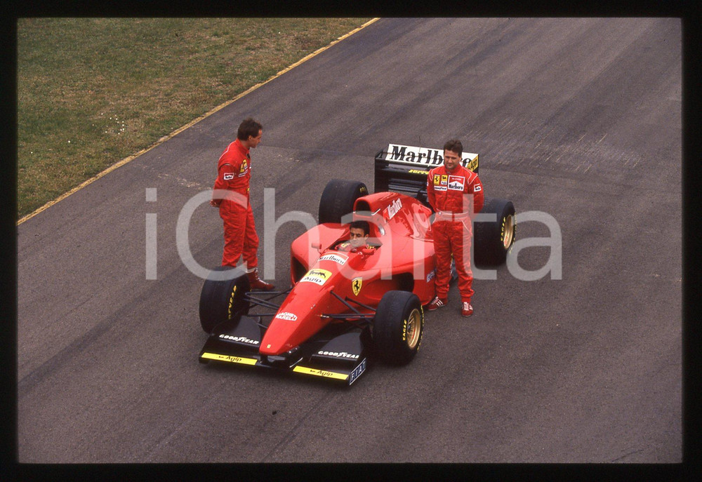 Gerhard BERGER Jean ALESI Nicola LARINI FERRARI 412 T2 1995 35mm vintage slide 2 Diapositiva d'epoca, in formato 35 mm.CONDIZIONI: GOODE' severamente vietata la riproduzione. Tutti i diritti sono riservati.ICharta mette in vendita, sul negozio eBay e in esclusiva sul sito "icharta" il proprio archivio composto da numerose diapositive e negativi fotografici d'epoca, tutti originali e autentici, che attraversano la storia del costume italiano tra gli la fine degli anni Sessanta e Novanta.Si tratta di uno sguardo inedito sull'attualità, la politica, la vita quotidiana, il gossip e la cultura, che fotografa il cambiamento della nazione in quest'ultimo scorcio del XX secolo. Un'occasione unica per il mercato del collezionismo, che vede finalmente disponibile un archivio eccezionale per vastità, tematiche e condizioni, in un settore (il negativo fotografico e la diapositiva) di assoluta novità e dalle interessanti prospettive di investimento.  GOOD/buono   originale e autentica 1