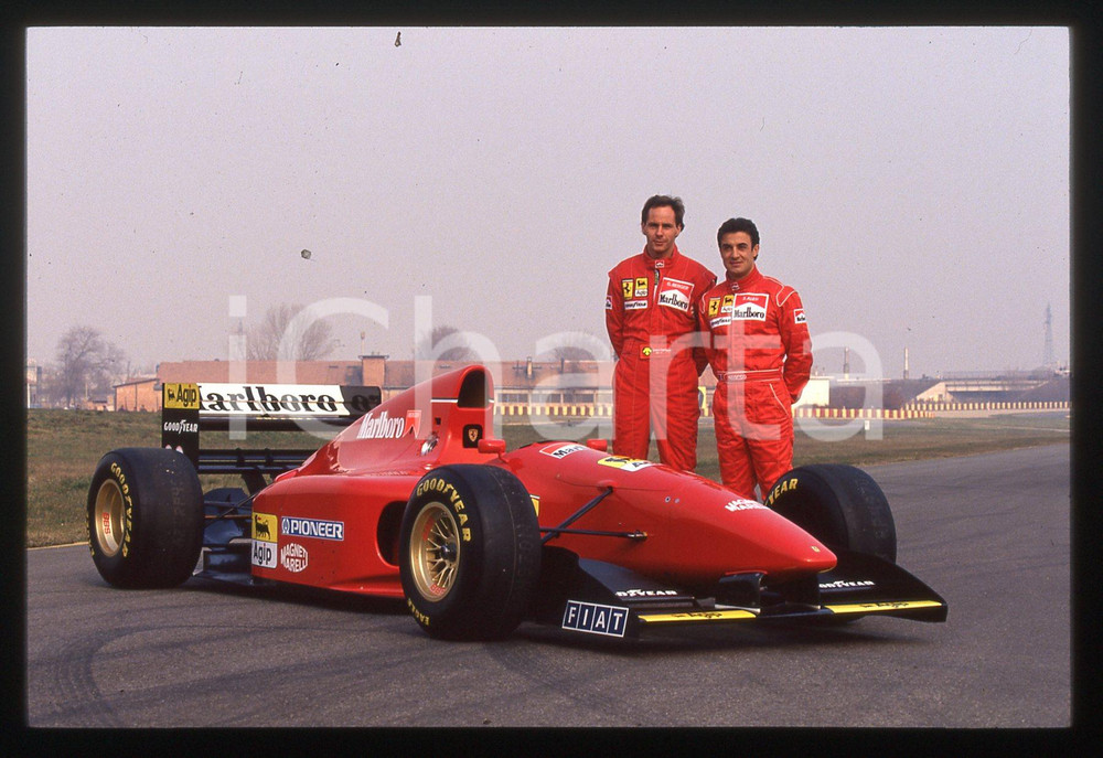 Gerhard BERGER e Jean ALESI con FERRARI 412 T2 - 1995 35mm vintage slide Diapositiva d'epoca, in formato 35 mm.CONDIZIONI: GOODE' severamente vietata la riproduzione. Tutti i diritti sono riservati. ICharta mette in vendita, sul negozio eBay e in esclusiva sul sito "icharta" il proprio archivio composto da numerose diapositive e negativi fotografici d'epoca, tutti originali e autentici, che attraversano la storia del costume italiano tra gli la fine degli anni Sessanta e Novanta.Si tratta di uno sguardo inedito sull'attualità, la politica, la vita quotidiana, il gossip e la cultura, che fotografa il cambiamento della nazione in quest'ultimo scorcio del XX secolo. Un'occasione unica per il mercato del collezionismo, che vede finalmente disponibile un archivio eccezionale per vastità, tematiche e condizioni, in un settore (il negativo fotografico e la diapositiva) di assoluta novità e dalle interessanti prospettive di investimento.  GOOD/buono   originale e autentica 1