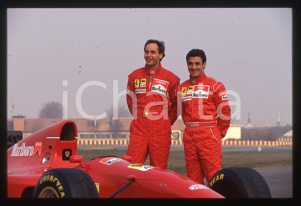 Gerhard BERGER e Jean ALESI con FERRARI 412 T2 - 1995 35mm vintage slide 2 Diapositiva d'epoca, in formato 35 mm.CONDIZIONI: GOODE' severamente vietata la riproduzione. Tutti i diritti sono riservati. ICharta mette in vendita, sul negozio eBay e in esclusiva sul sito "icharta" il proprio archivio composto da numerose diapositive e negativi fotografici d'epoca, tutti originali e autentici, che attraversano la storia del costume italiano tra gli la fine degli anni Sessanta e Novanta.Si tratta di uno sguardo inedito sull'attualità, la politica, la vita quotidiana, il gossip e la cultura, che fotografa il cambiamento della nazione in quest'ultimo scorcio del XX secolo. Un'occasione unica per il mercato del collezionismo, che vede finalmente disponibile un archivio eccezionale per vastità, tematiche e condizioni, in un settore (il negativo fotografico e la diapositiva) di assoluta novità e dalle interessanti prospettive di investimento.  GOOD/buono   originale e autentica 1